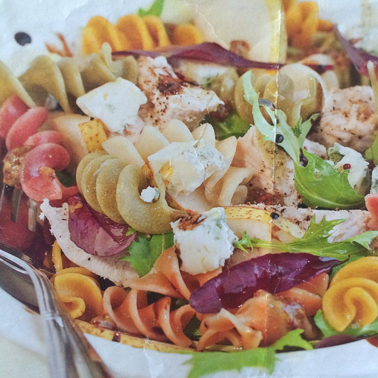 Салат из пасты с курицей, грушами и дорблю рецепт – Югославская кухня ...