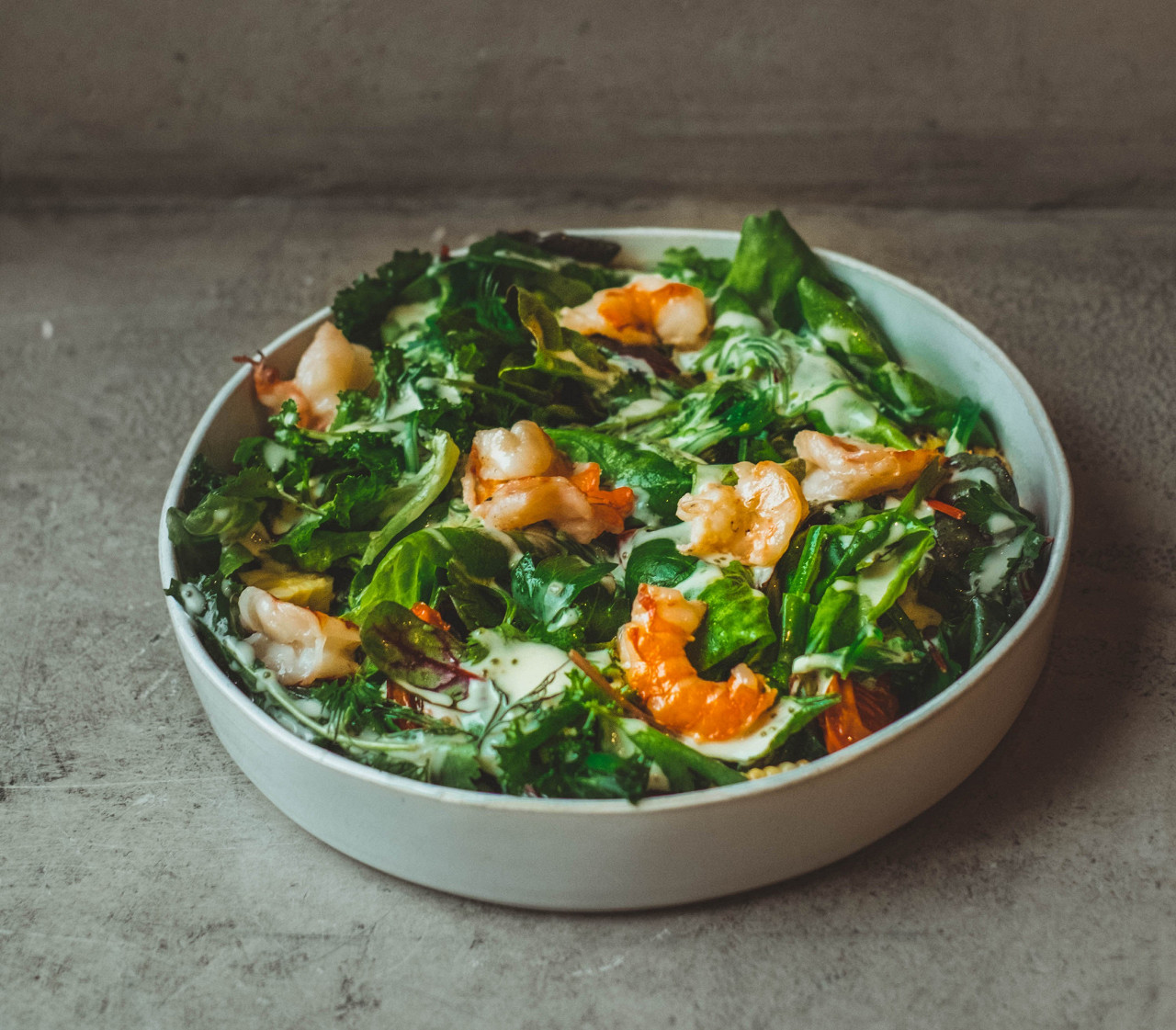 Салат с креветками, кукурузой и салатом чука рецепт – Европейская кухня ...