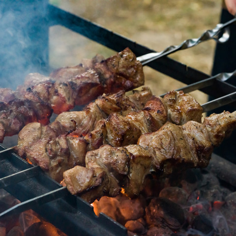 Как замариновать шашлык из свинины чтобы мясо было сочным и мягким?