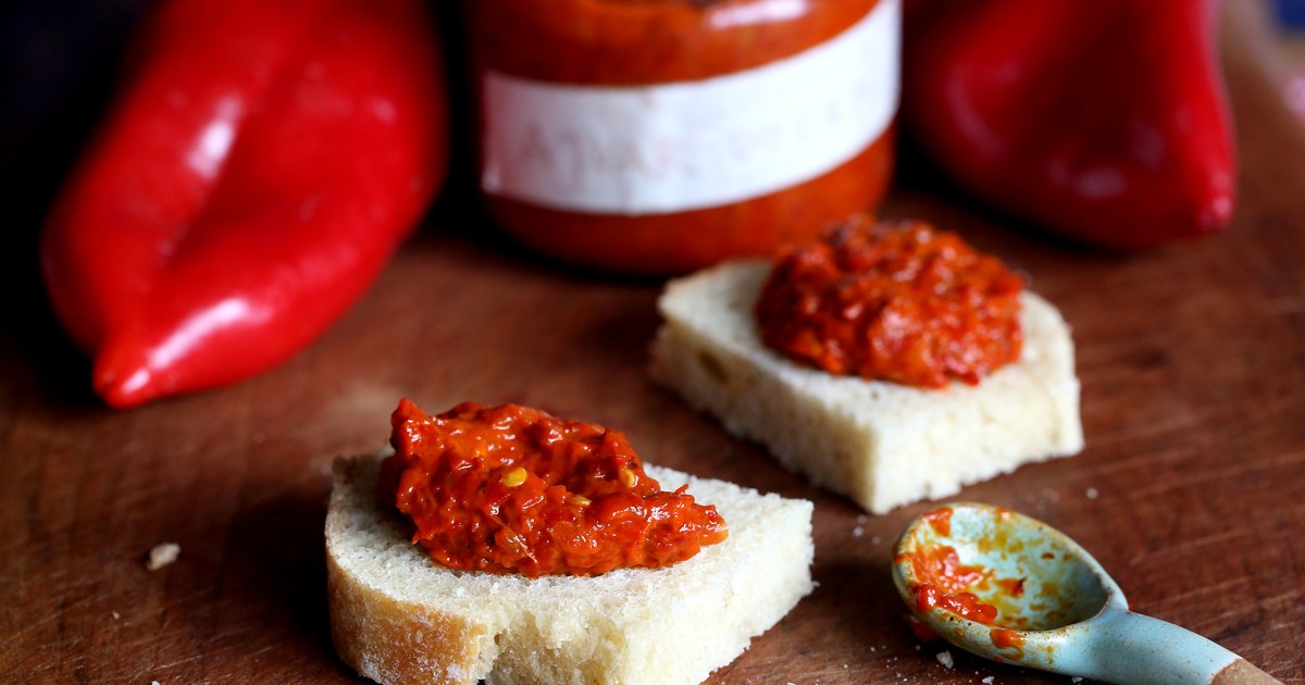 Хумус с жареным перцем пакоджет. Закуска из болгарского перца. Айвар — балканская закуска из печеных овощей. Сербский соус айвар. Мухаммара бабагануш.