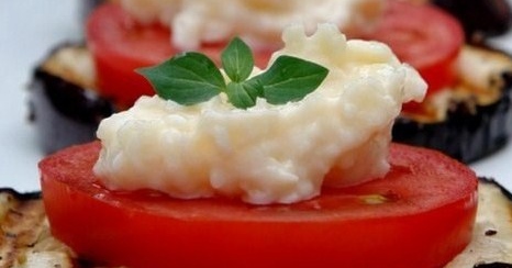 Баклажаны с сыром, помидором и чесноком в духовке - рецепты с фото