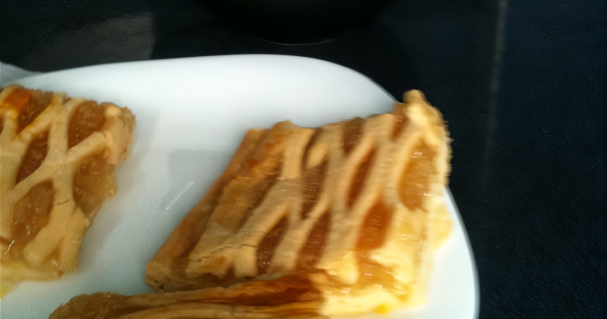 Пирог с яблоками из слоеного дрожжевого теста - пошаговый рецепт с фото на paraskevat.ru