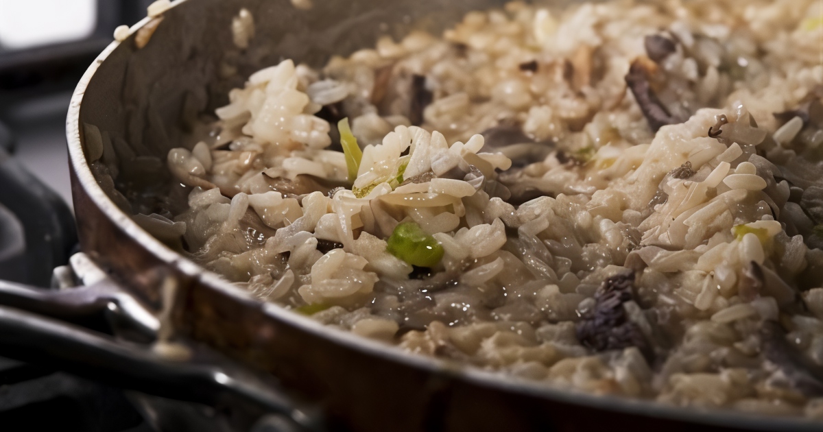 Сытный обед за полчаса – рис с грибами и фаршем на сковороде