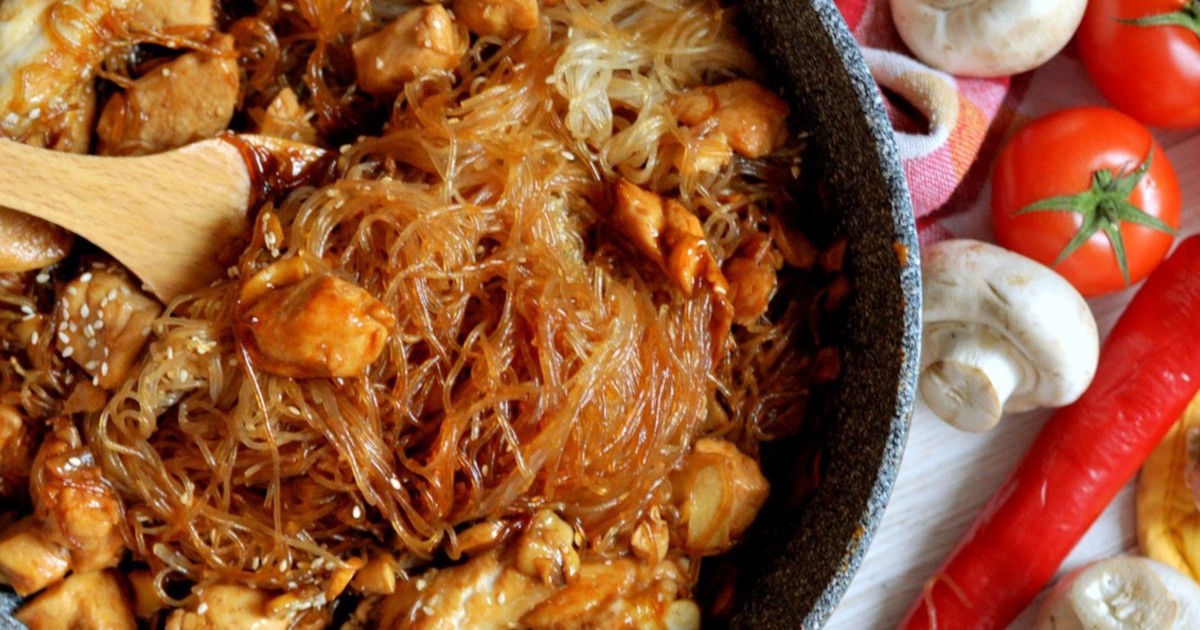 Фунчоза с курицей и кореньями в соевом соусе рецепт – Китайская кухня ...