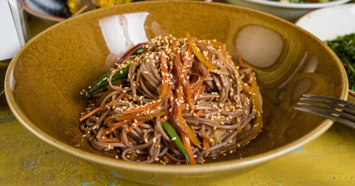 Vegan Lo Mein with Soba Noodles - Vegan Richa Recipe Vegan lo mein, Healthy dinn