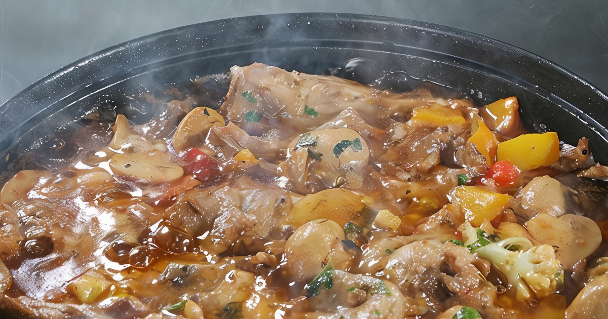 Мясо с овощами в собственном соку. Тушение пищи. припускание это в кулинарии. мясо с овощами в сметане. припускание мяса.