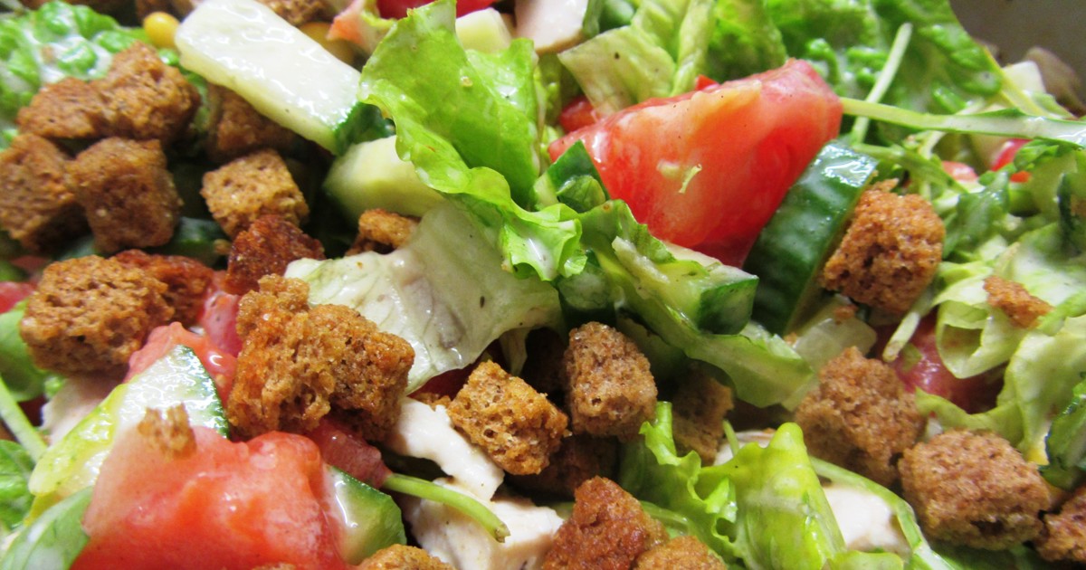 салаты куриные с сухариками