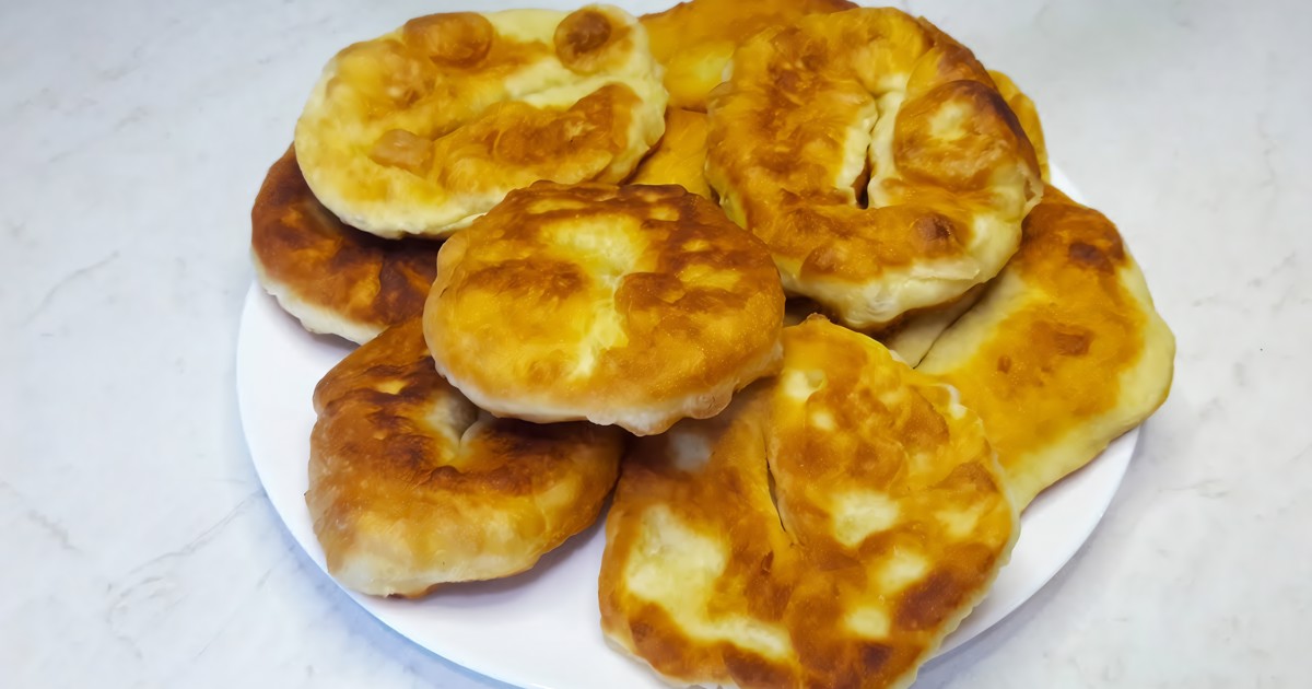 Лепешки на соде на сковороде пышные. Коржики на кефире на сковороде. мчади жареные. лепёшки на кефире к чаю. лепешка на кефире и соде.