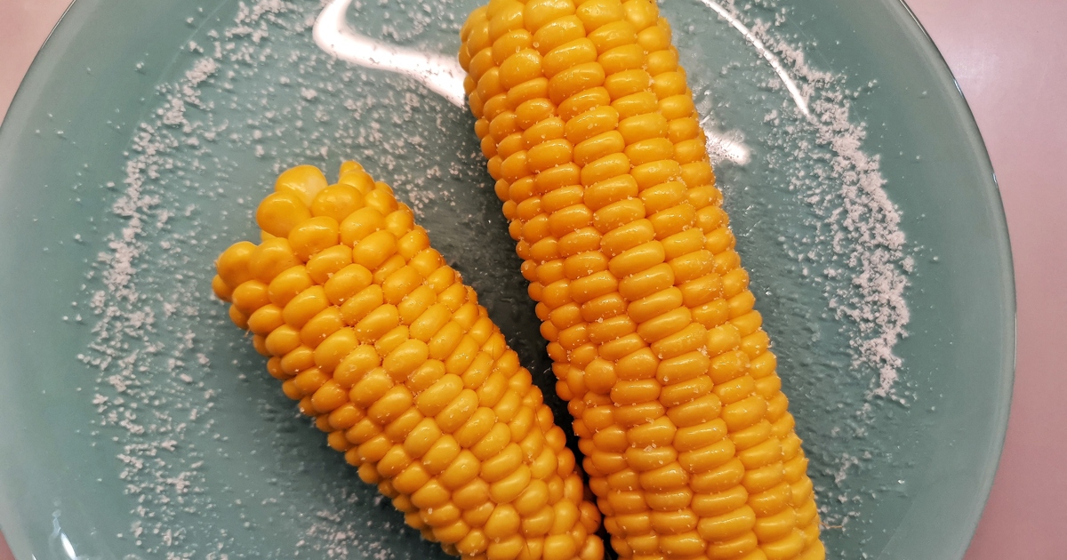 Рецепт из свежей кукурузы. Вареная кукуруза. Десерт из кукурузы. Вареная кукуруза с солью. Кукуруза со сливками.