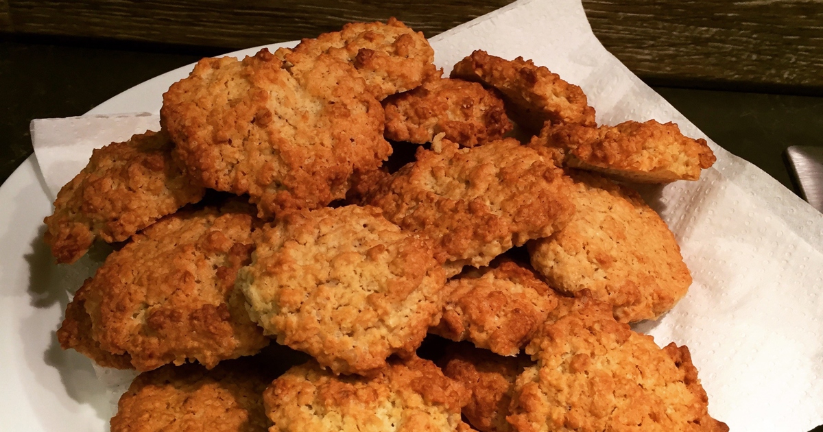 Овсяное печенье с яблочным пюре и изюмом (Iced Oatmeal-Applesauce Cookies)