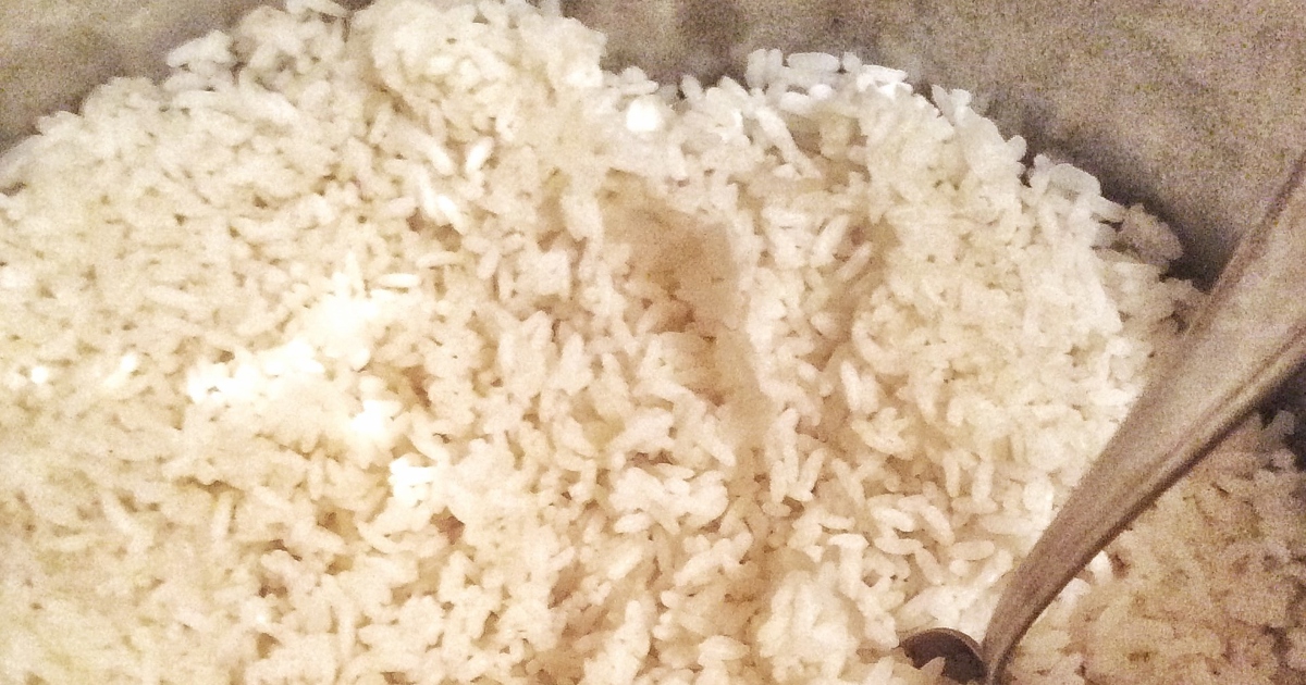 Рассыпчатый рис с овощами на сковороде
