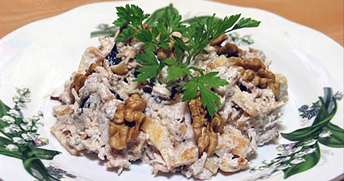 Салат «Нежность» с курицей, черносливом и грецкими орехами