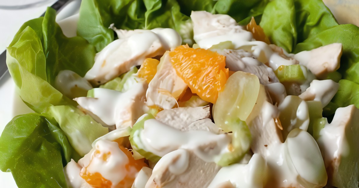 Салат из куриного филе. Салат с фруктами и курицей. салат с апельсином и курицей. салат с куриной грудкой и фруктами. салат с апельсином и сельдереем.