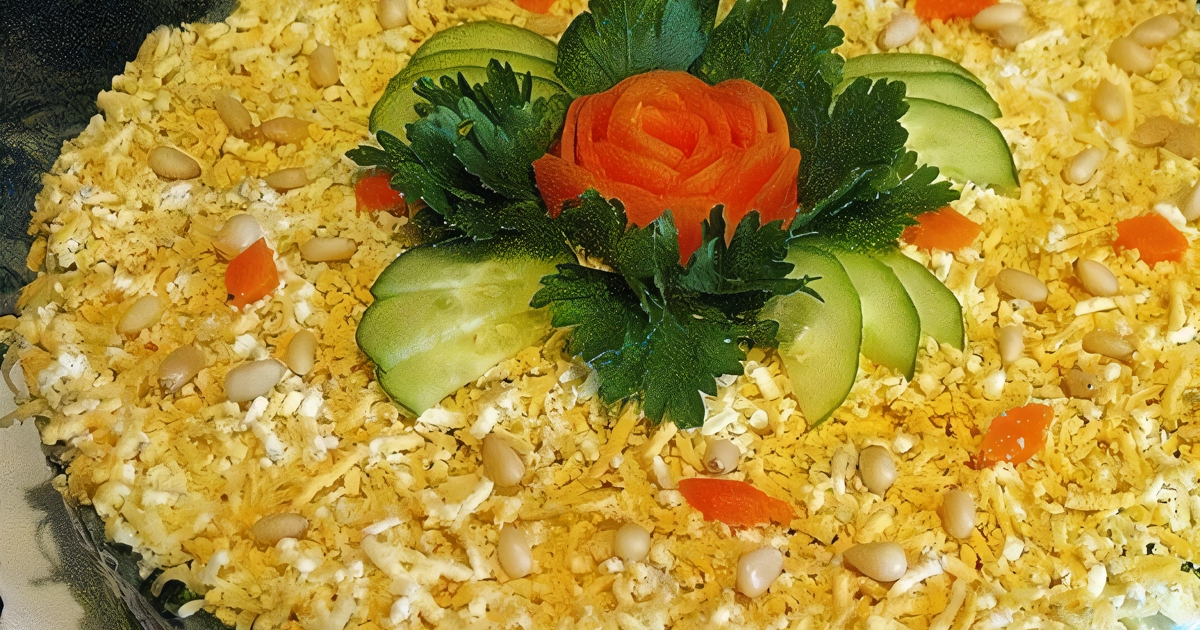 Салат с курицей, черносливом, грибами и огурцами: рецепт - Лайфхакер