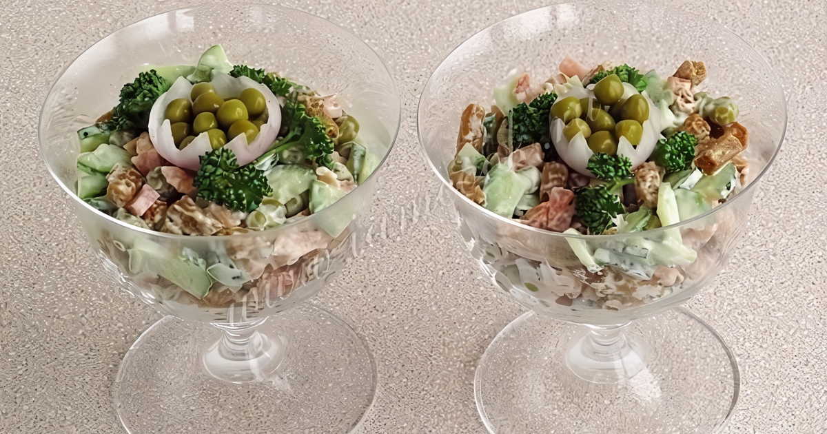 Салат с сухариками и копченой колбасой | Простые рецепты с фото