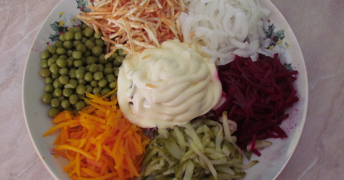 Салат «Козел в огороде» с полукопченой колбасой и чипсами, рецепт с фото и видео — luchistii-sudak.ru