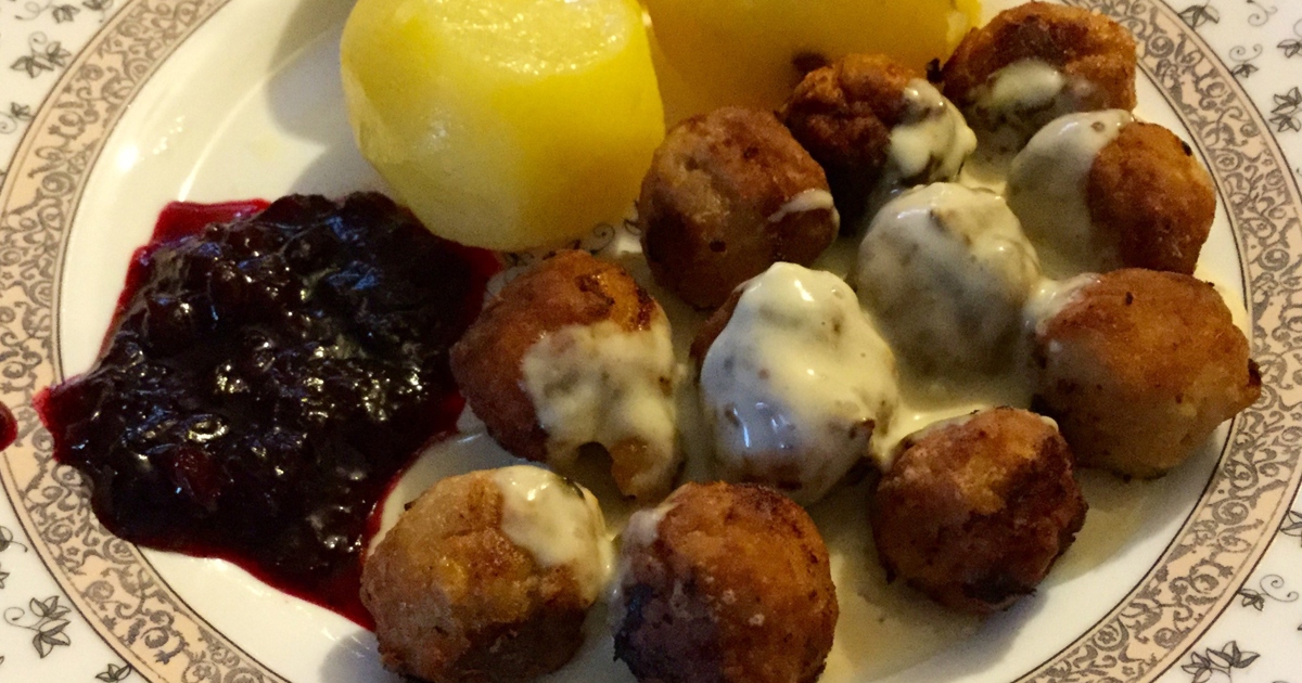 Рецепт шведских фрикаделек с брусничным соусом