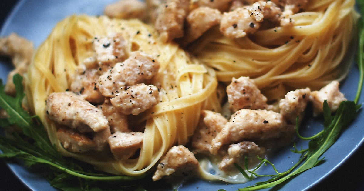 Макароны с грудкой на сковороде рецепт. Спагетти с курицей. Спагетти с курицей в Молочном соусе. Красивая подача пасты. Спагетти с курицей в духовке.