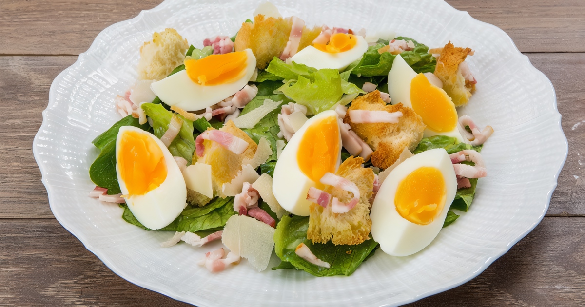 Салат с яйцами вареными простой рецепт. Салат с яйцом. Овощной салат с вареными яйцами.