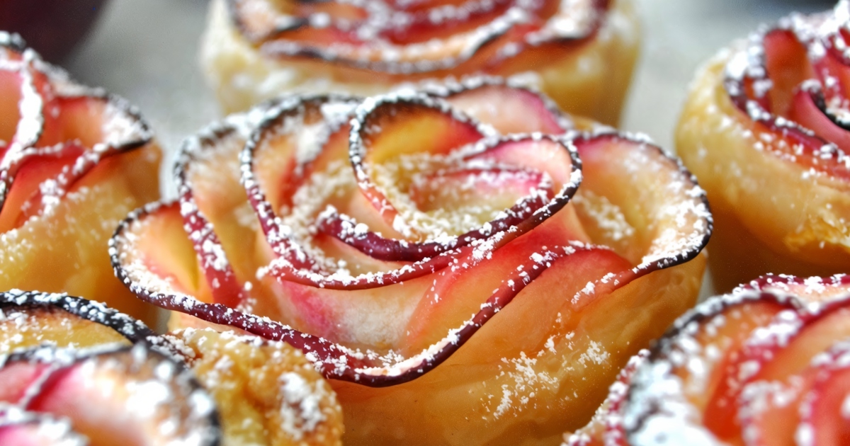 Яблочные розы в слоеном тесте с абрикосовым джемом