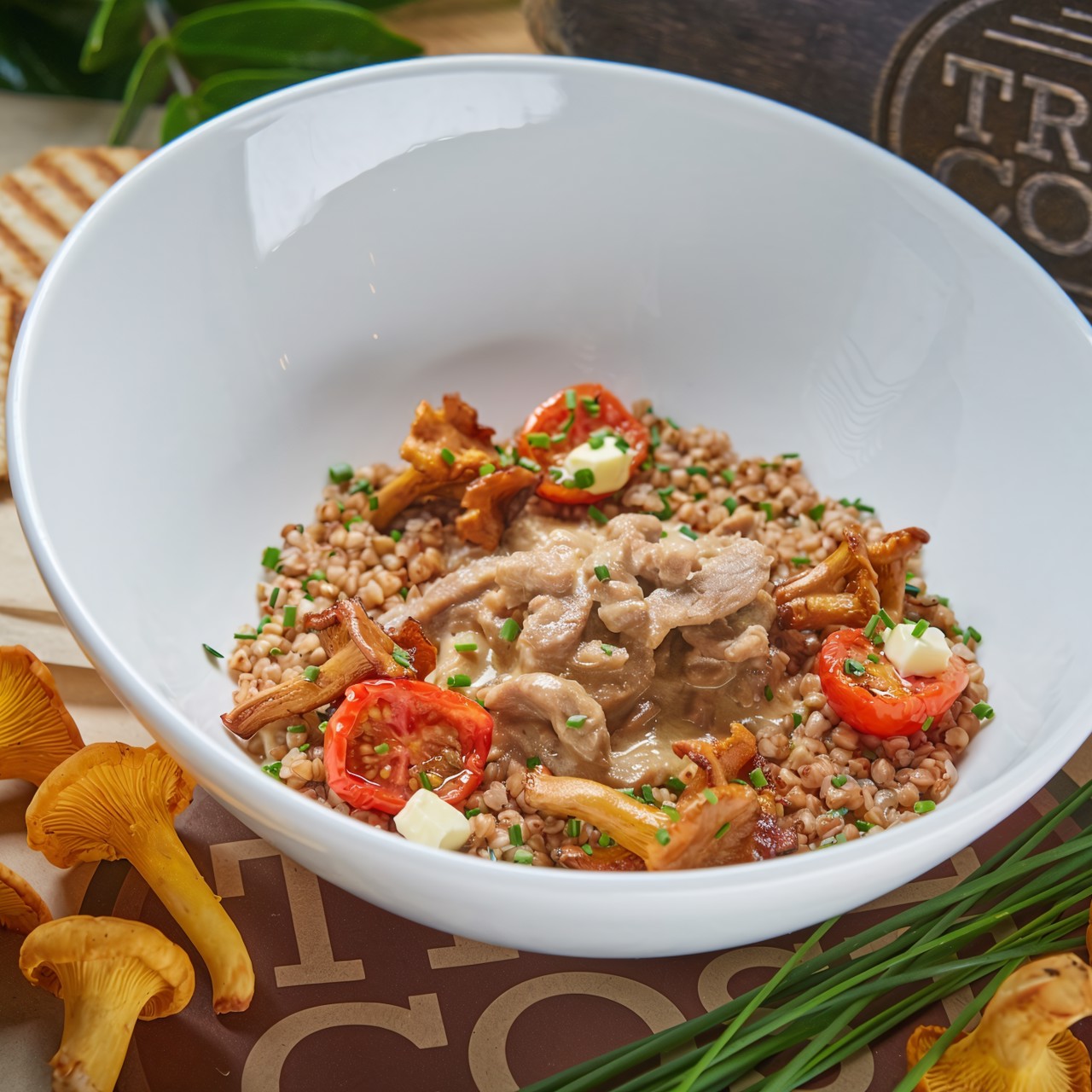Бефстроганов с гречкой и лисичками