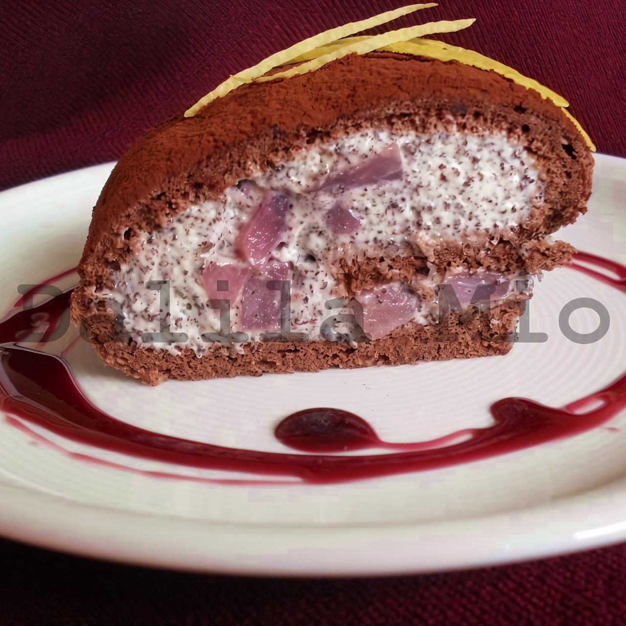 Бисквитный рулет с винными грушами и маковым кремом