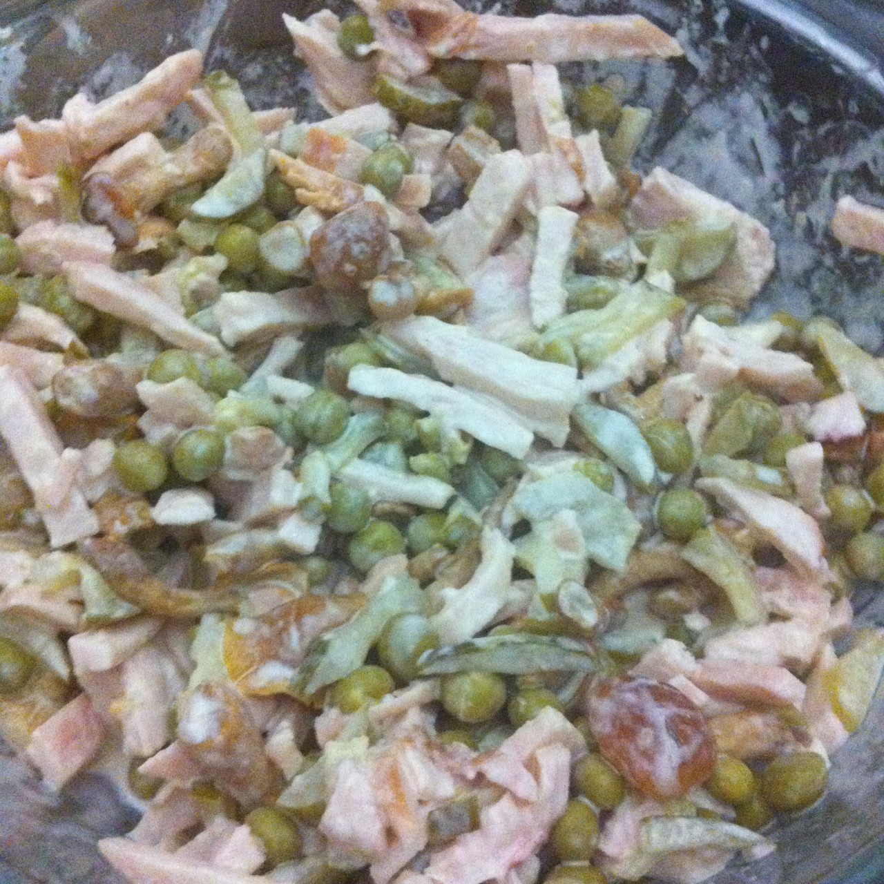 Быстрый салат с копченой курицей и опятами