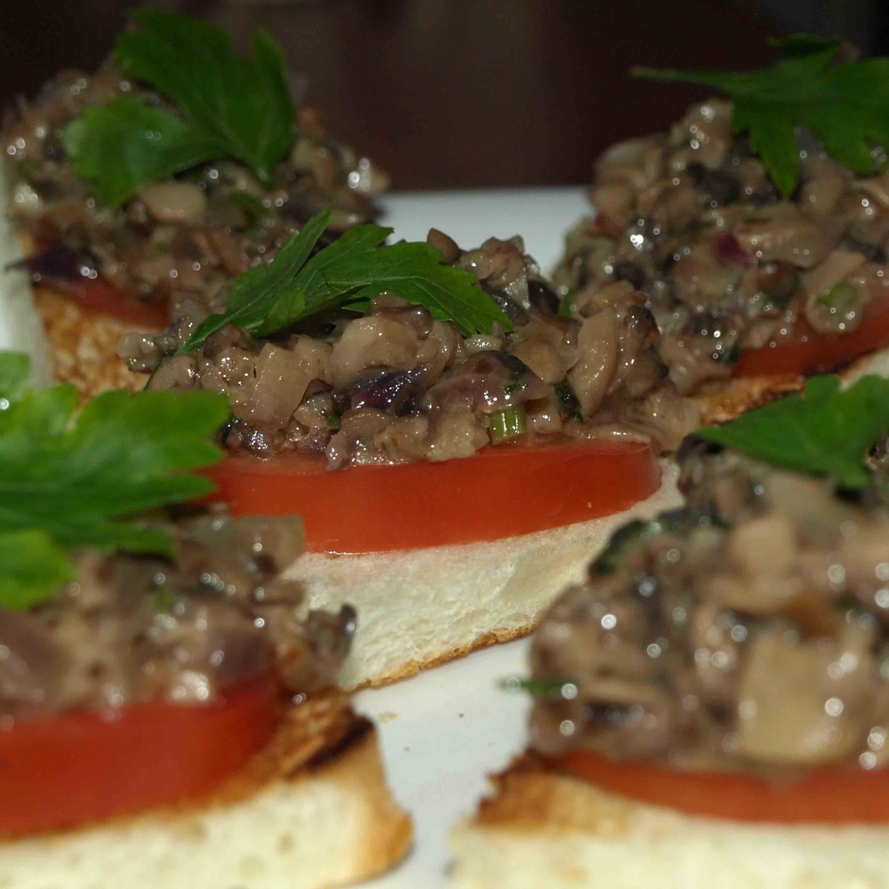 Брускетта с помидорами, шампиньонами и луком