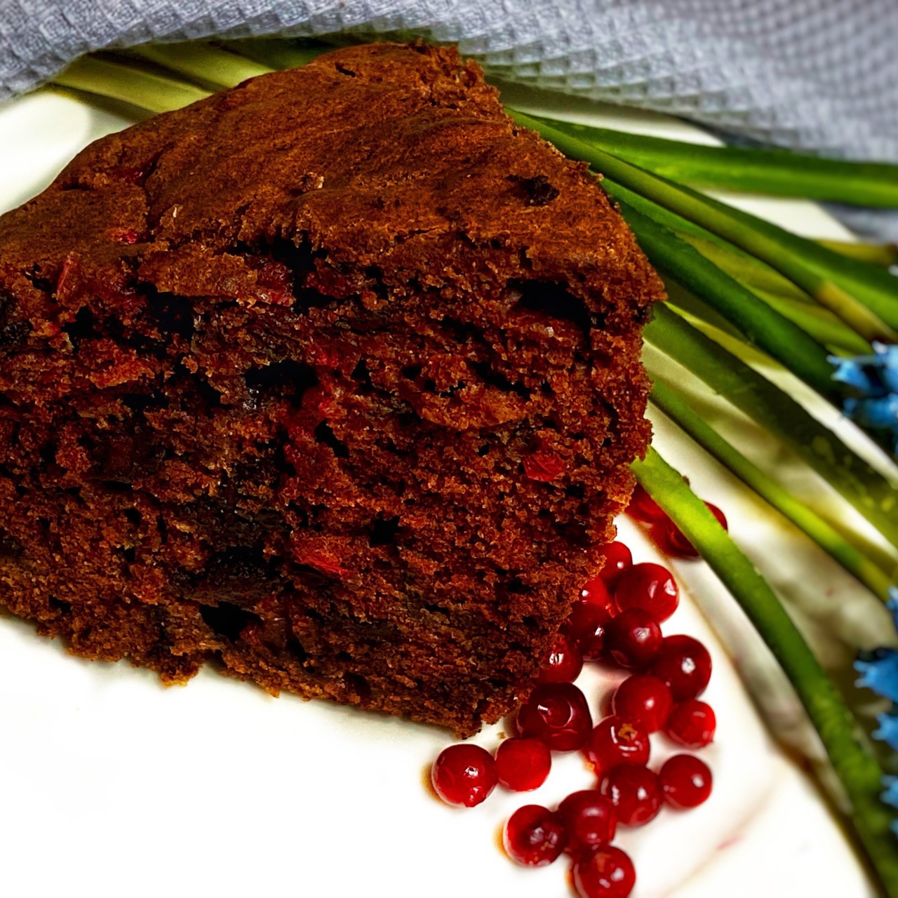 Брусничный кекс с кусочками шоколада