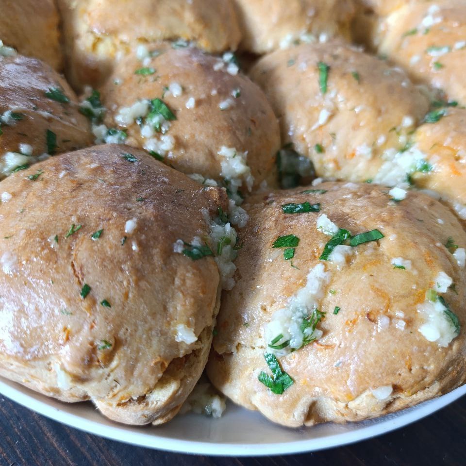 Булочки с морковью на сыворотке с чесночным маслом