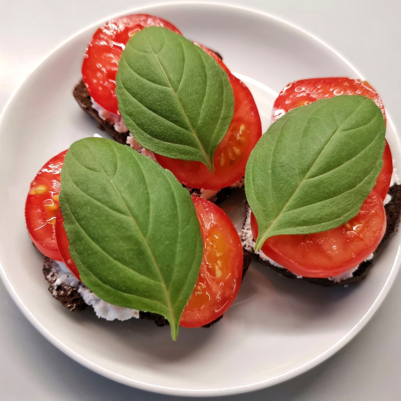 Бутерброд с помидорами