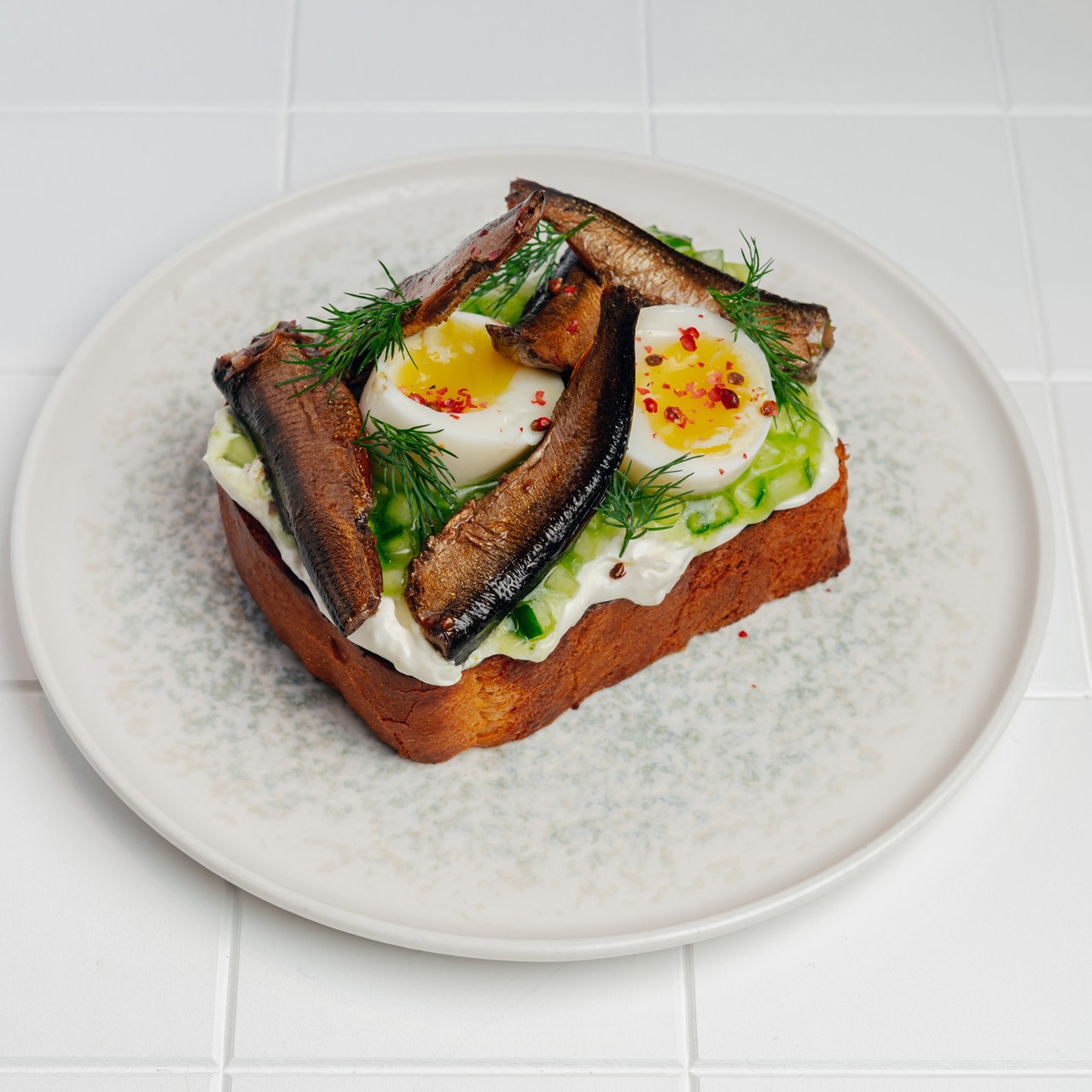 Бутерброд со шпротами и сливочным муссом