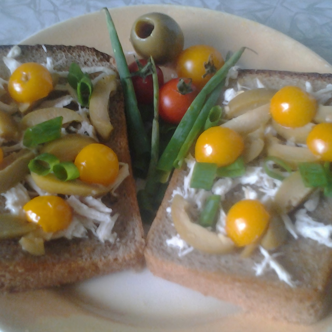 Бутерброды с курицей и оливками