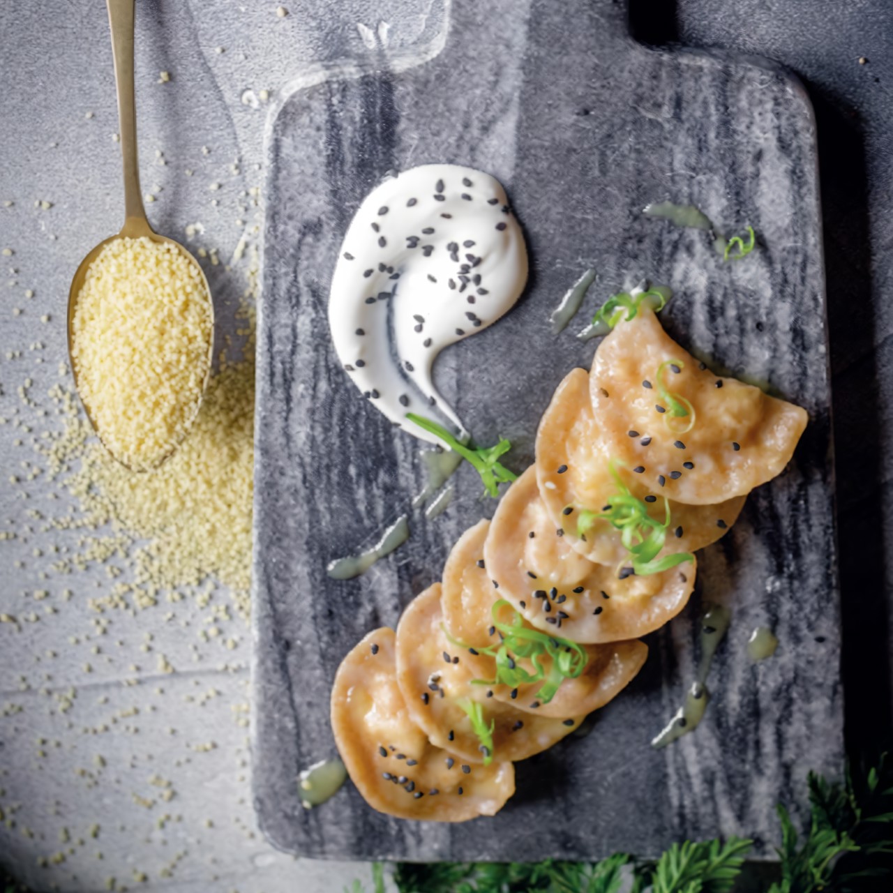 Цельнозерновые вареники с кускусом и индейкой