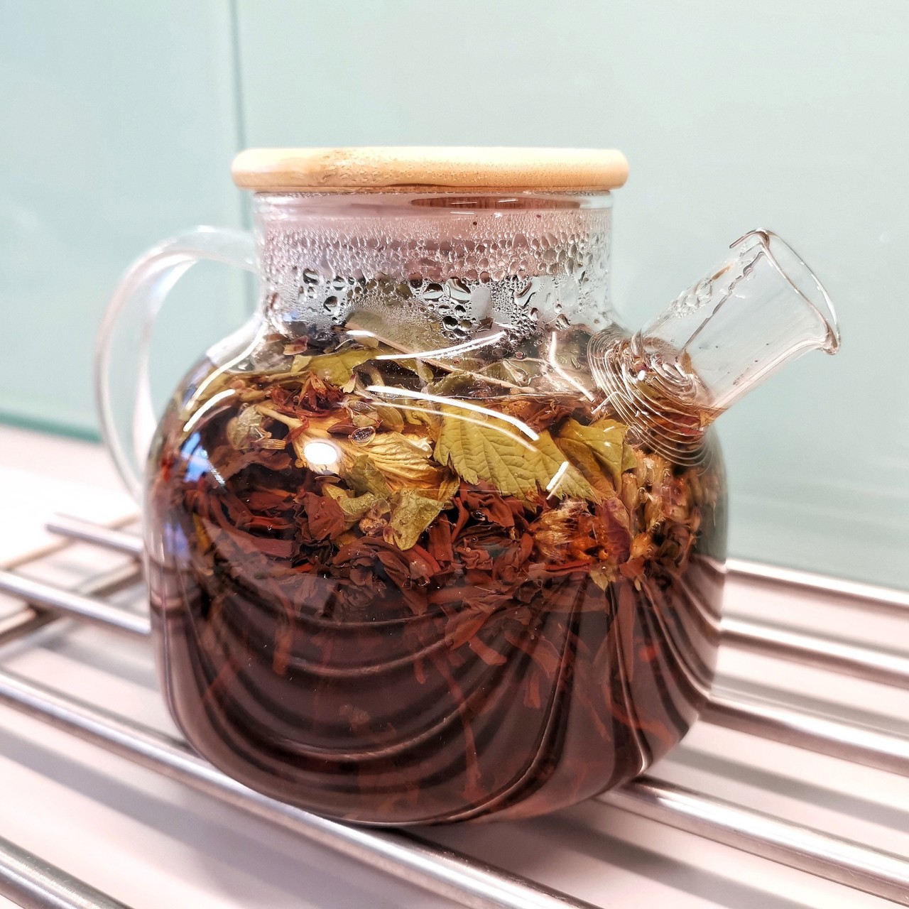 Черный чай с травами и кардамоном