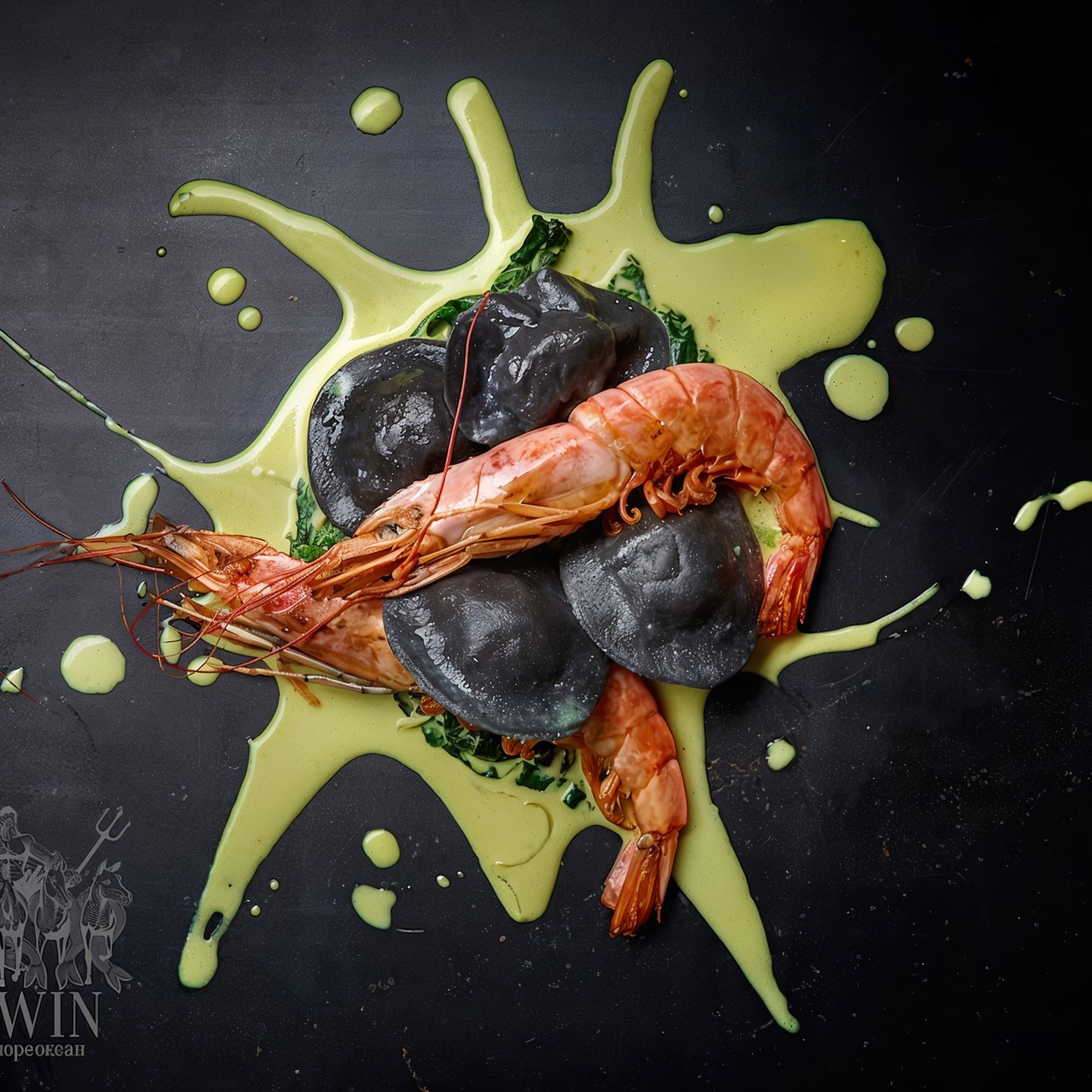 Черные равиоли с креветкой и сибасом