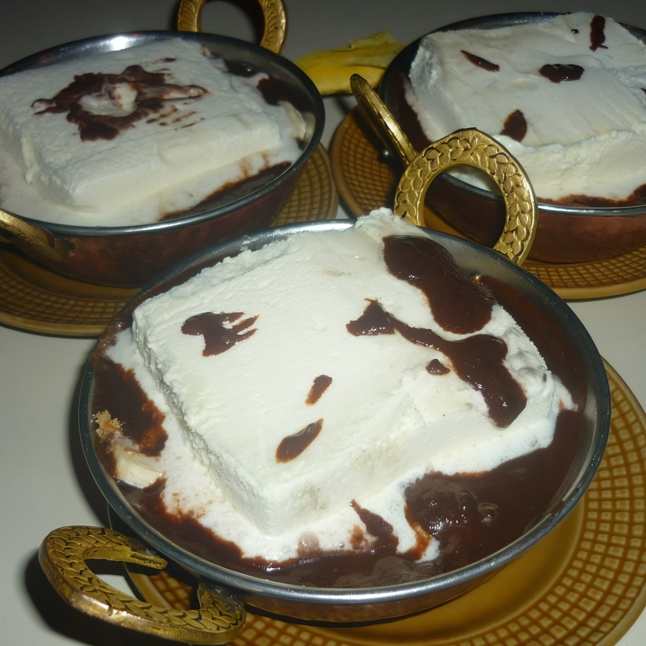 Десерт из мороженого, бананов и шоколада