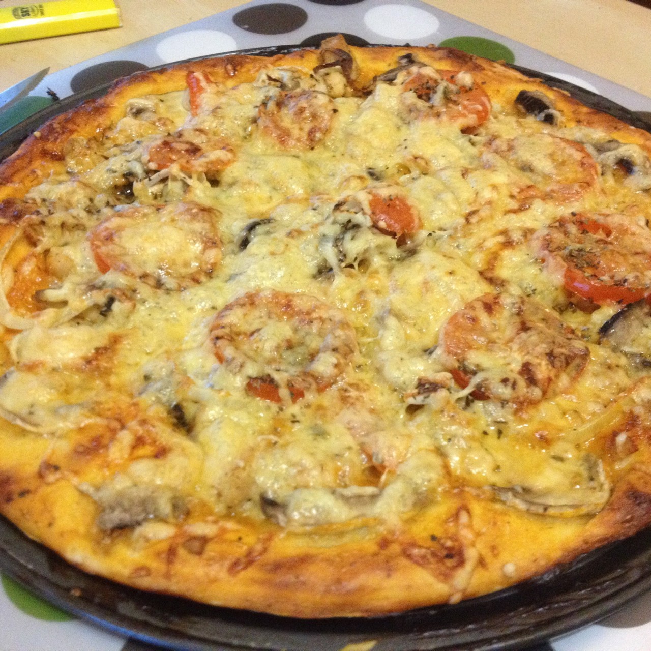 Домашняя пицца с курицей и грибами