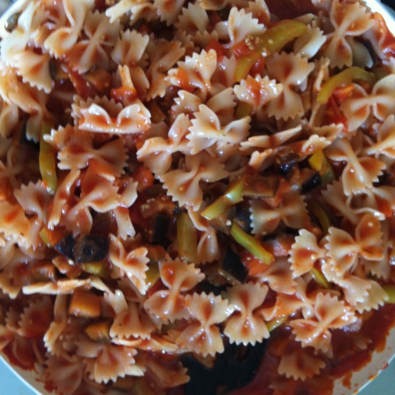 Фарфалле с томатным соусом и овощами