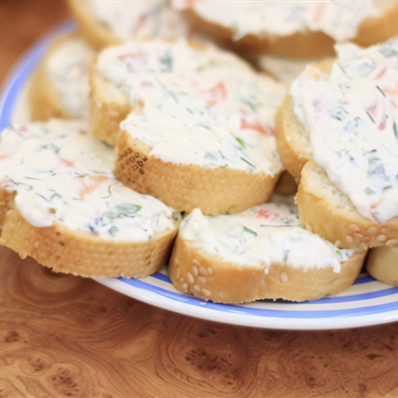 Горячие бутерброды с творогом, соевым соусом и укропом