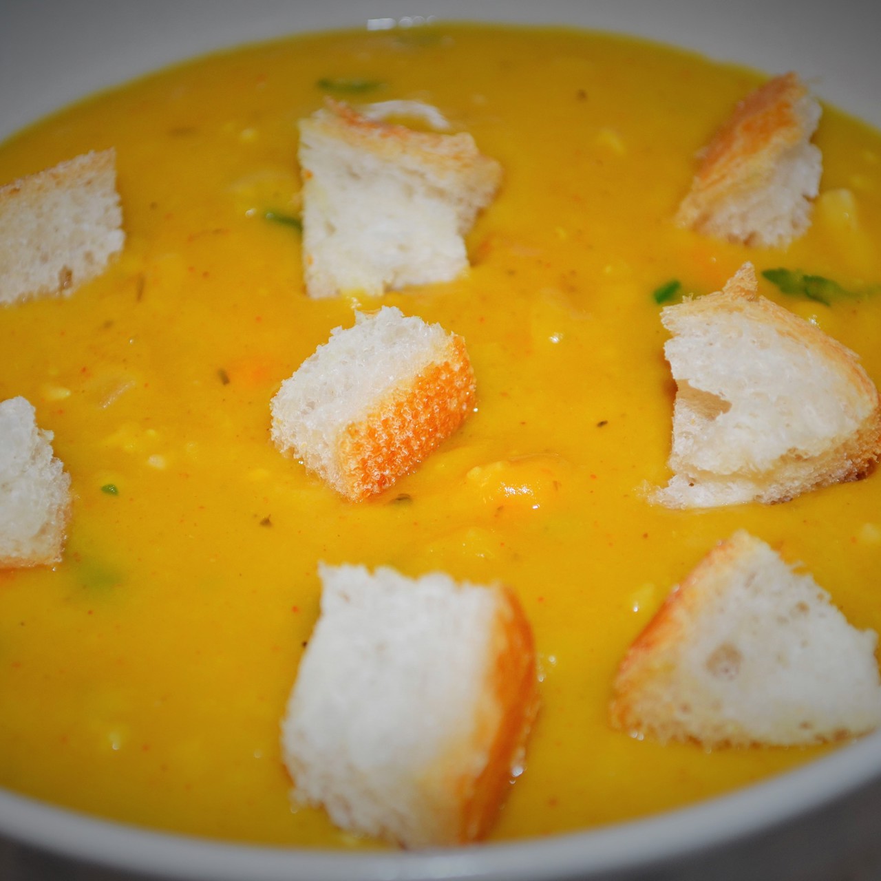 Горошница с овощами, копченостями и гренками