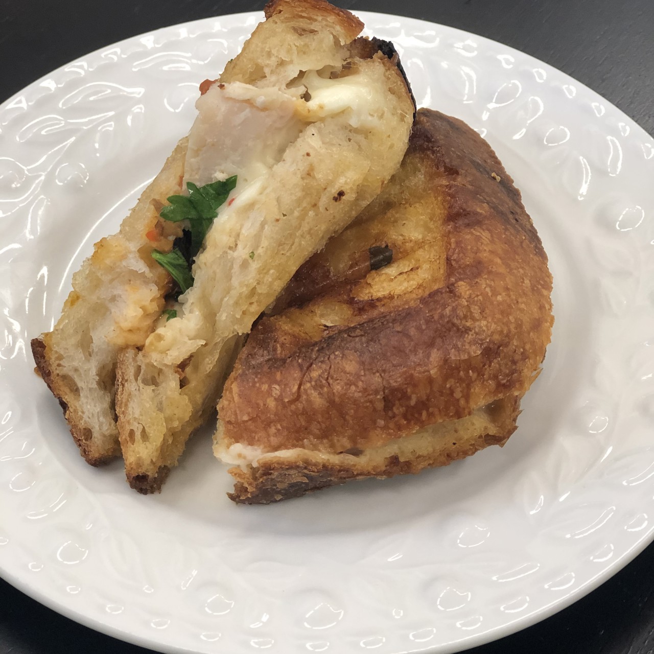 Горячий сэндвич с куриным филе, томатами и сыром