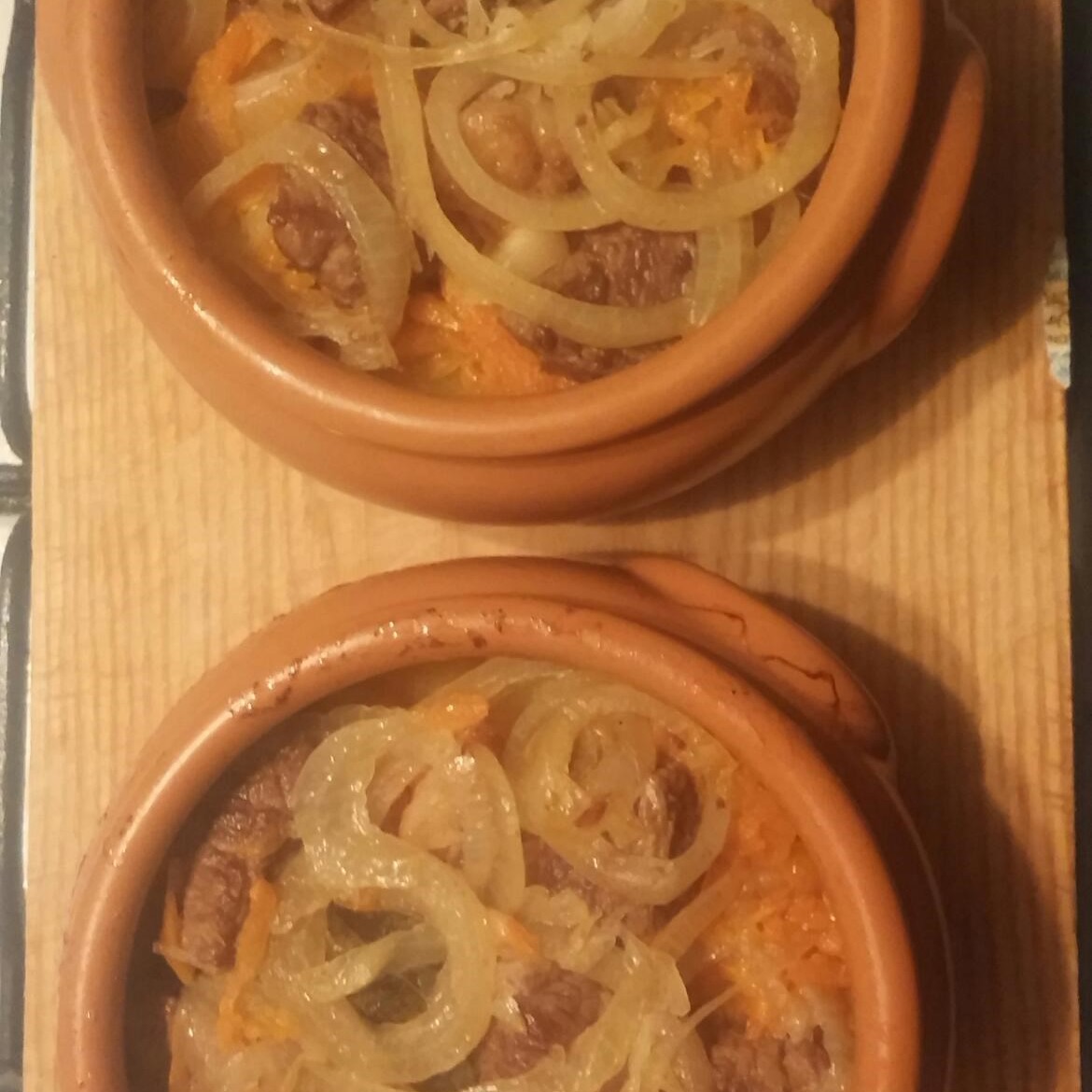 Говядина в горшочках с картошкой