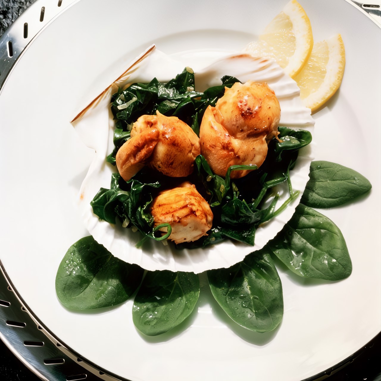 Гребешки с салатом пак-чой и кунжутом