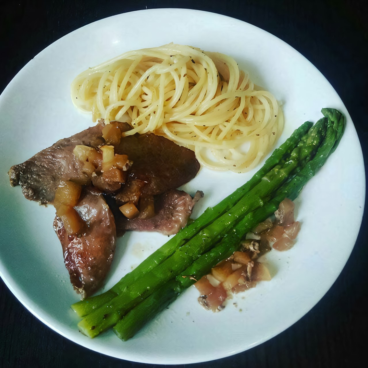 Индейка с яблоками и спаржей