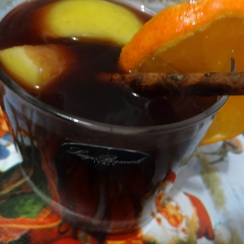 Яблочный сидр с красным вином и корицей