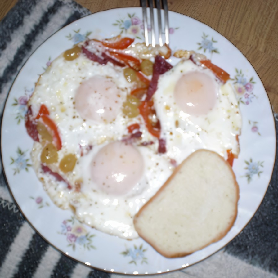 Яичница с виноградом и беконом