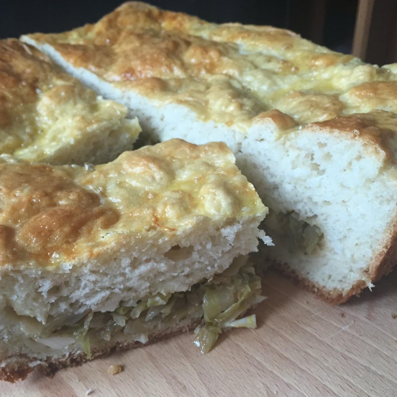 Капустный пирог с перепелиными яйцами и сыром
