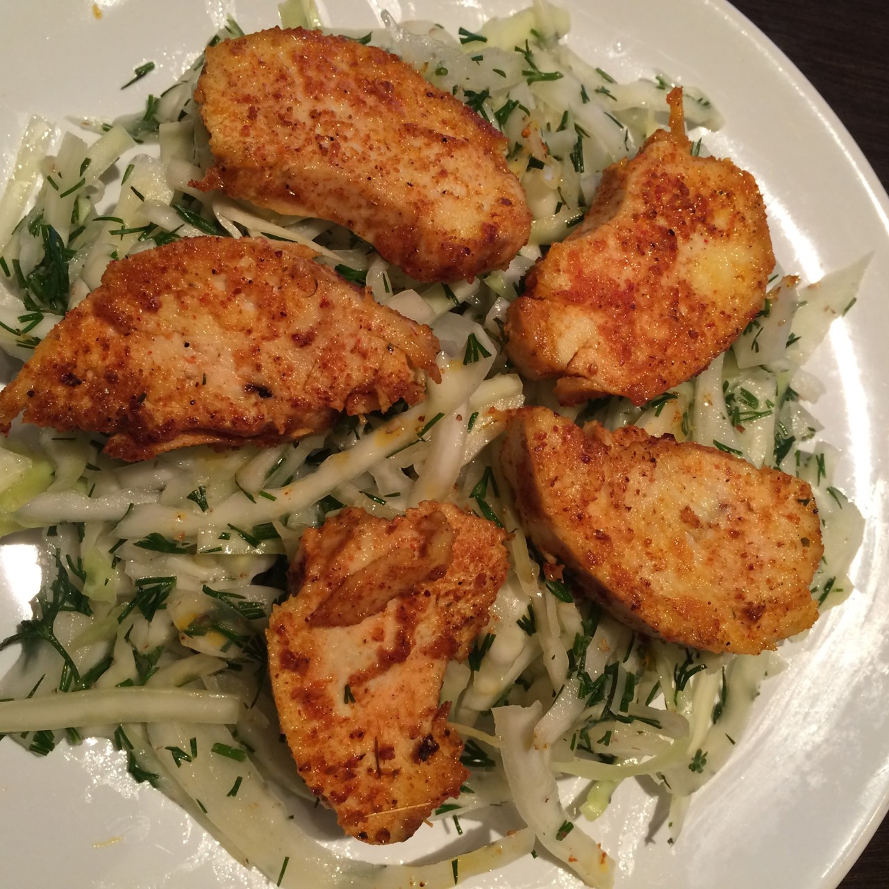 Капустный салат с пряной курицей