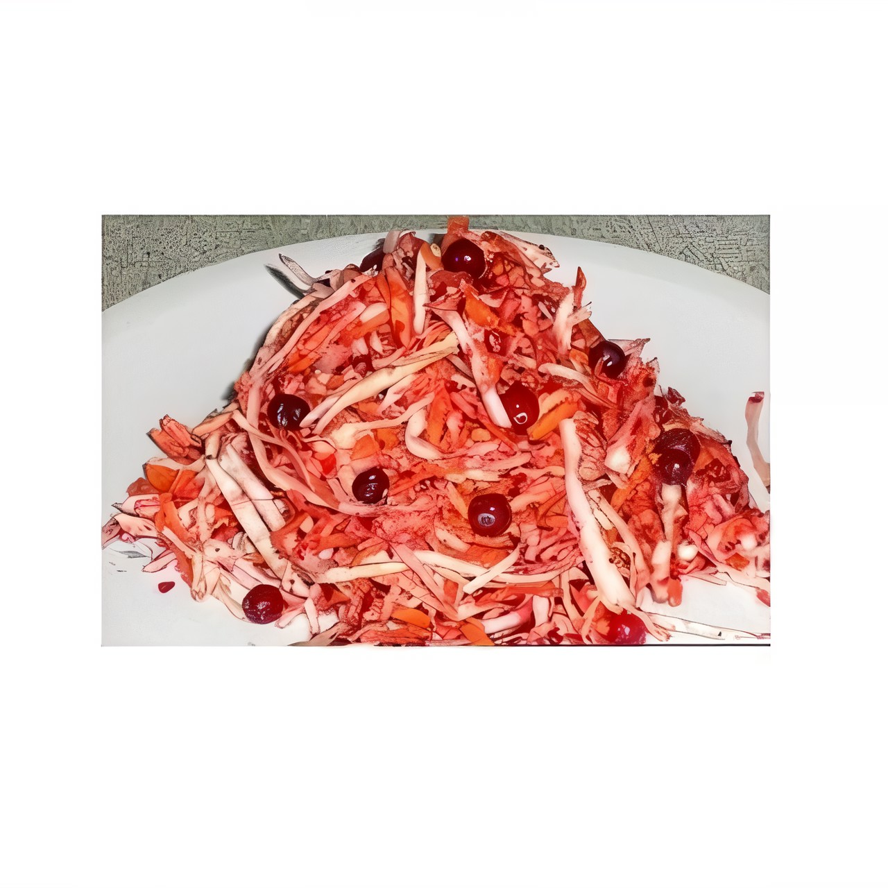 Капустный салат с репой и клюквенной заправкой